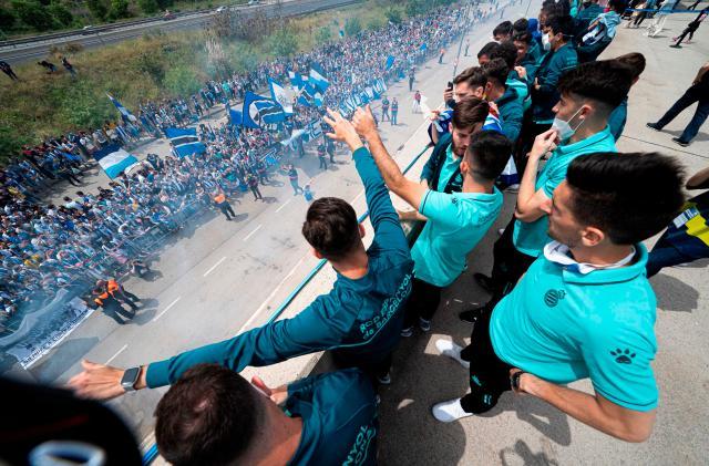 Crown sports-武磊西乙毕业快乐 Back to the first your papá！